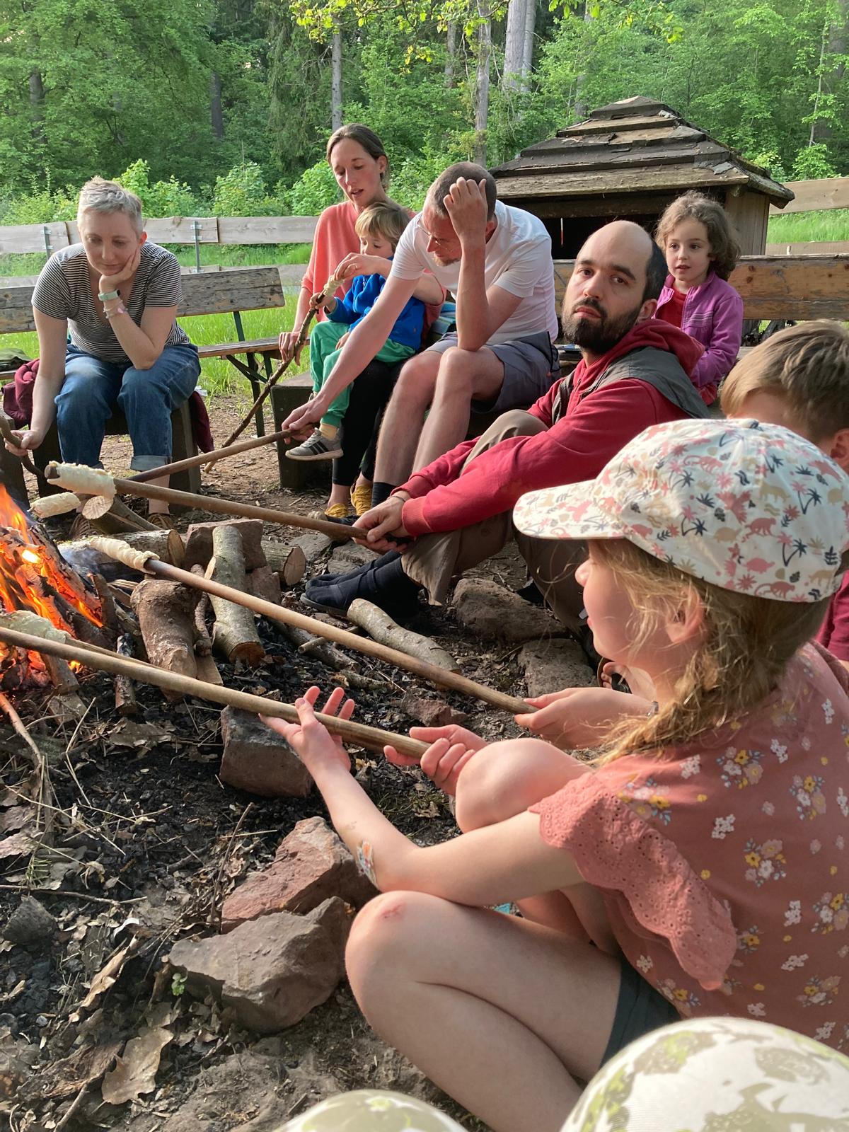 Menschen am Lagerfeuer – Mit Stockbrot für Alle