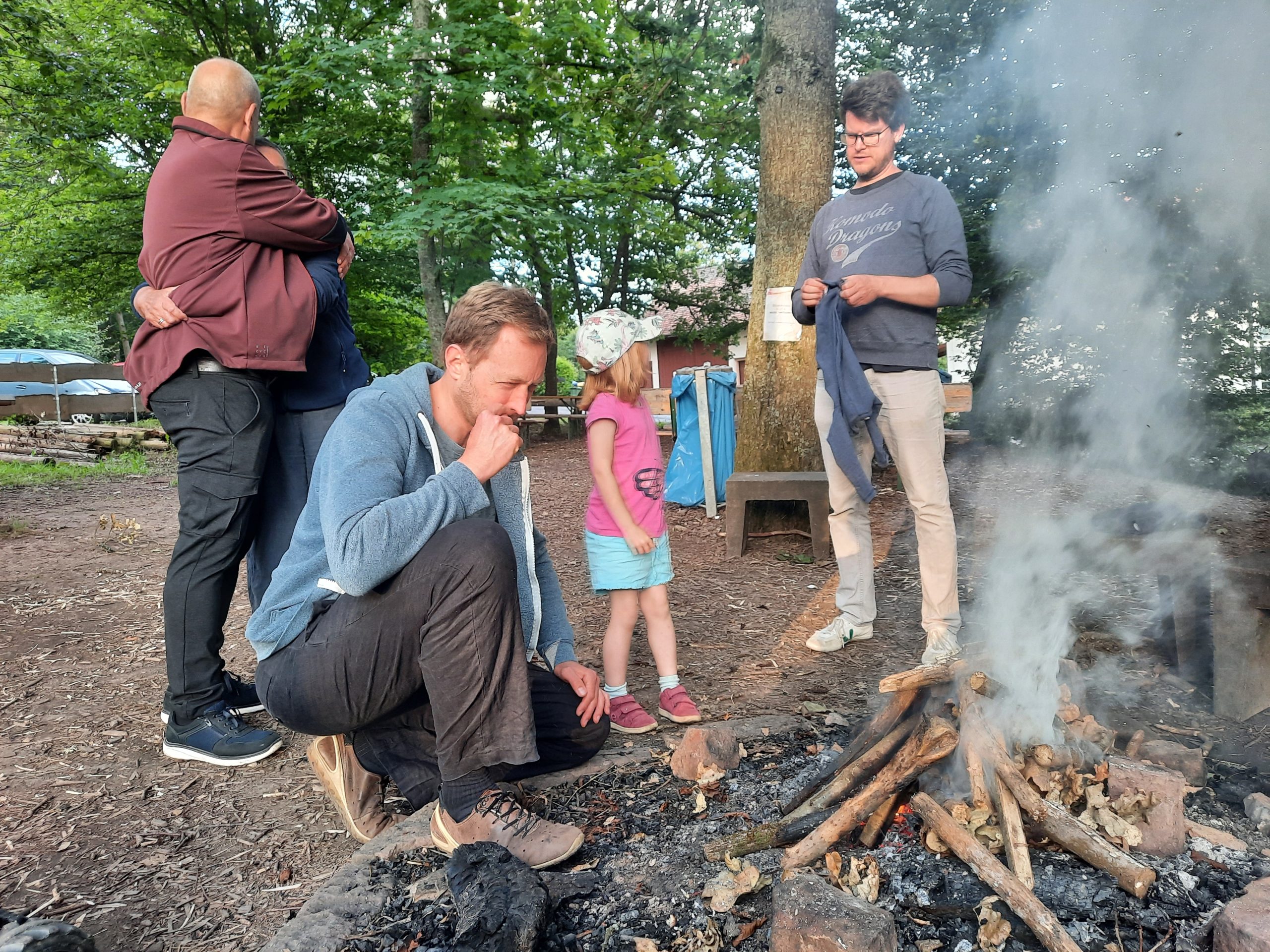 Menschen am Lagerfeuer - manchmal raucht‘s auch!